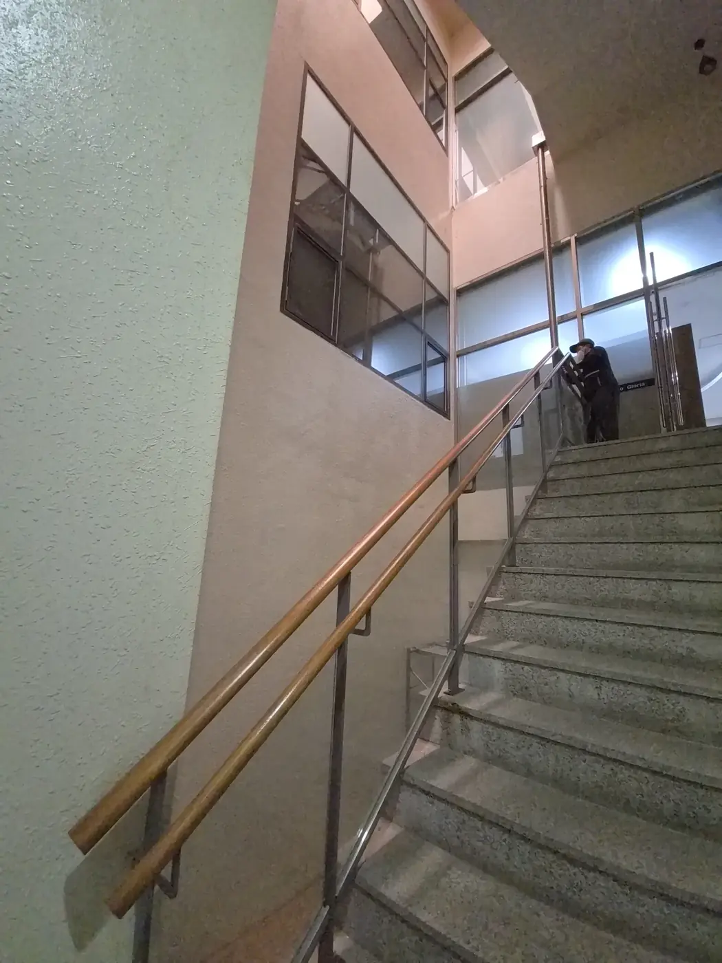 계단안전그물망 설치를 위해 확인하는 계단실 구조
